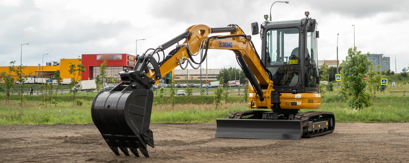 Мини-экскаватор в работе